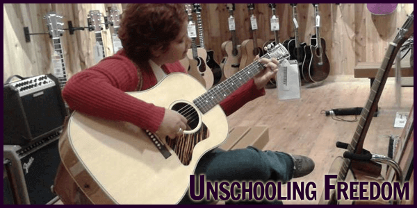 mujer tocando guitarra en tienda de musica