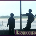 dos niños viendo aviones en un aeropuerto